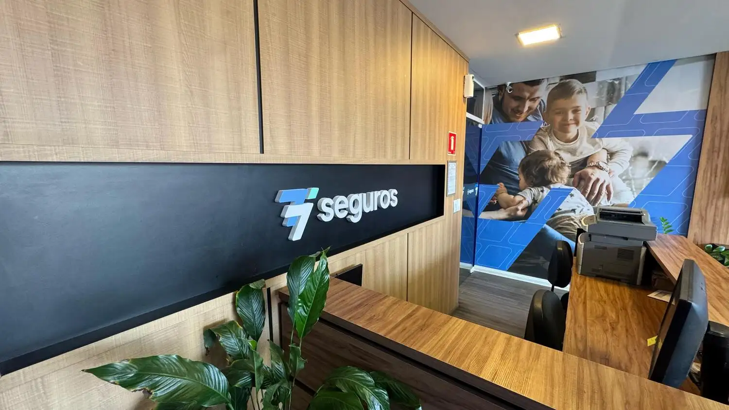 Fachada da sede 77 Seguros na Avenida Marechal Tito, São Miguel Paulista