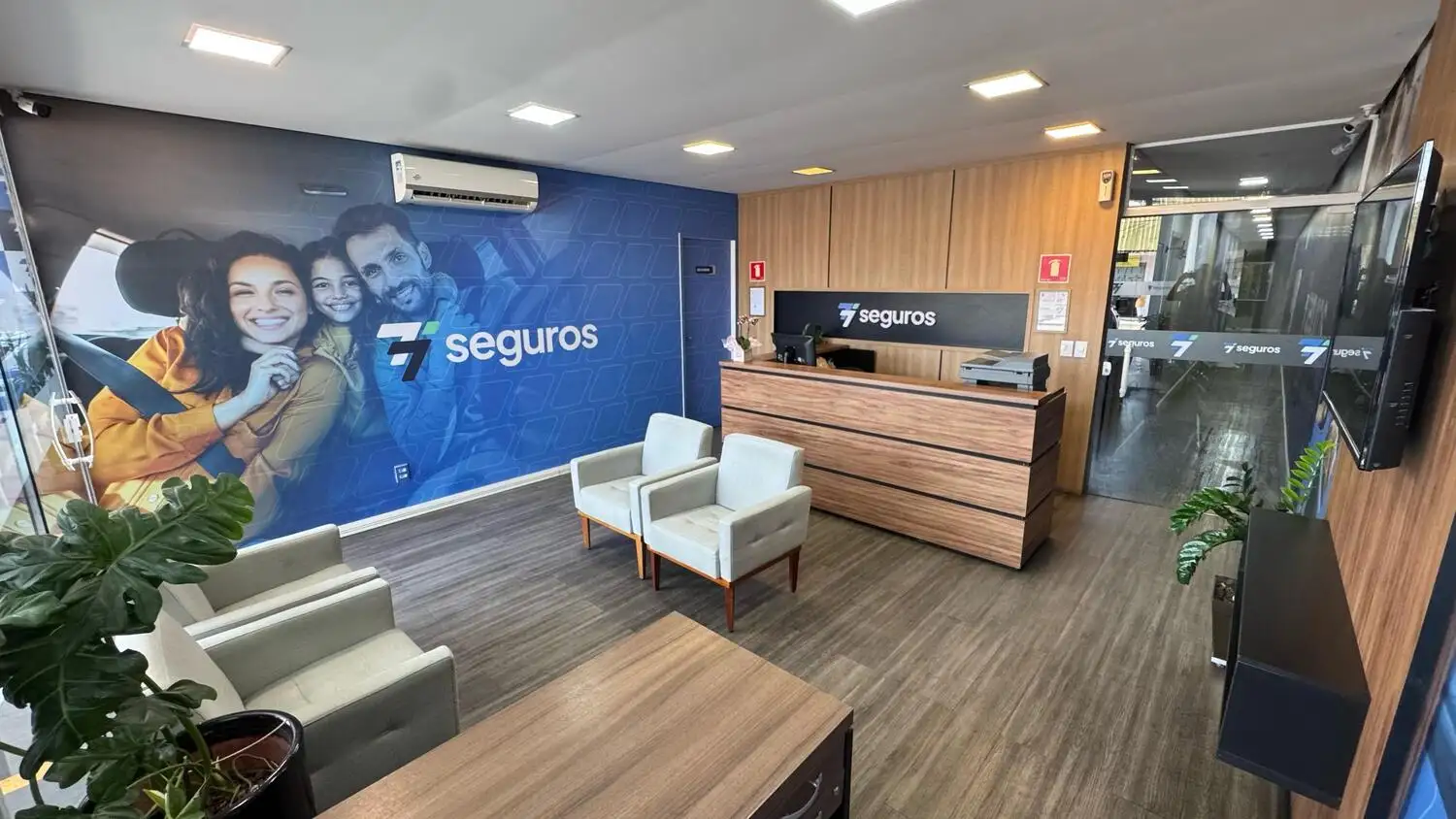 Equipe de consultores especializados da 77 Seguros