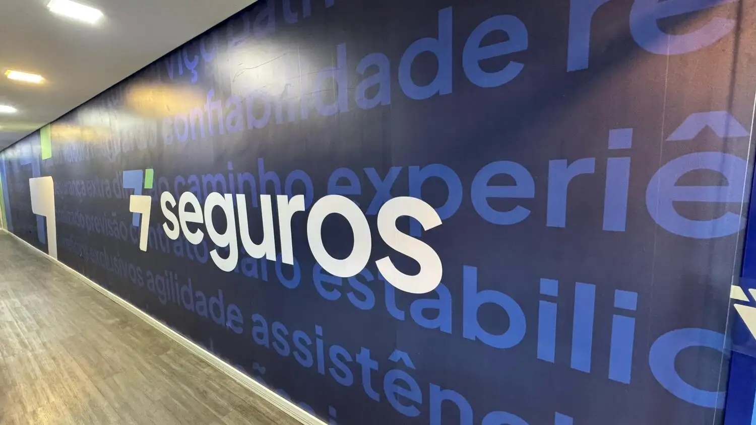 Recepção moderna da sede 77 Seguros em São Paulo